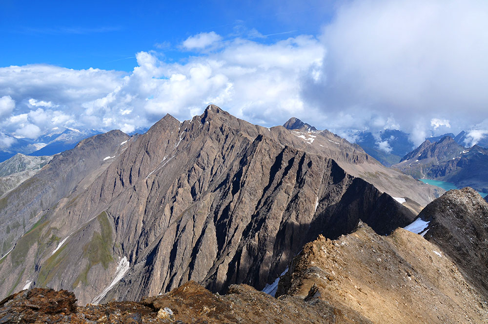 Blinnenhorn (3'374 M.ü.M.) Westflanke, im Hintergrund Lago del Sabbione