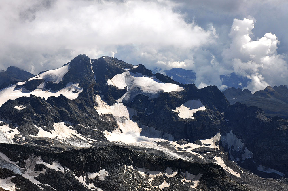 Das Ofenhorn (3'235 M.ü.M.), im Vordergrund der Mittlebärg