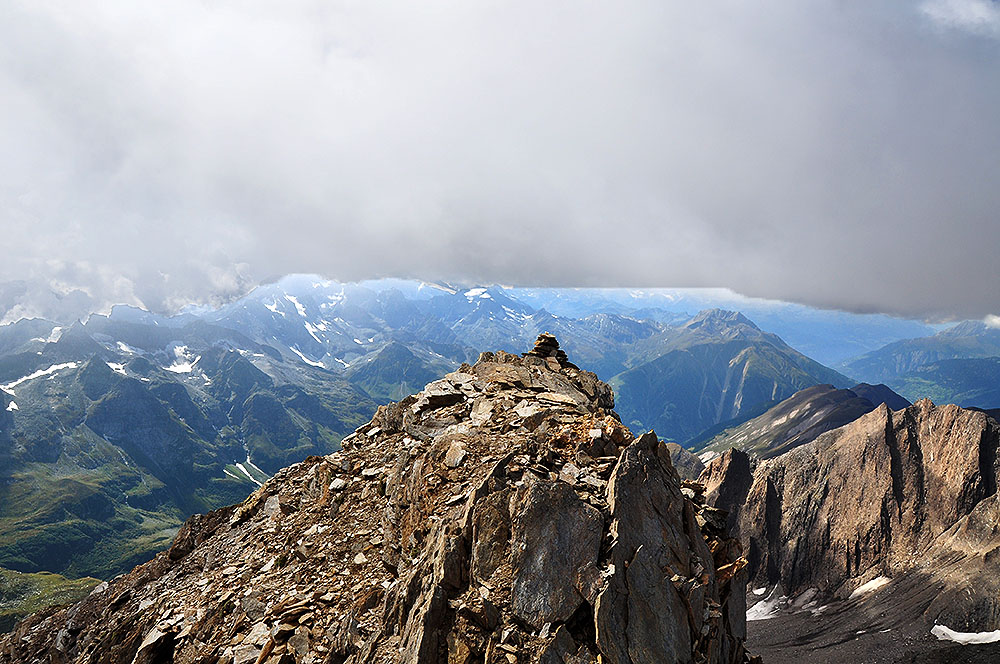 Turbhorn Gipfel mit Aussicht gegen Westen: Turbechepf (vorne), Breithorn, Bättlihorn, Saflischpass, Monte Leone (mit Gletscher), Helsehorn, Scherbadung, Schinhörner